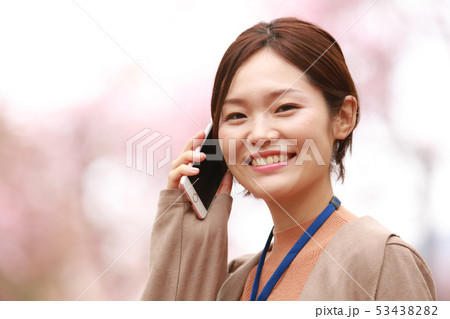 通話する女性社員 通話する女性社員 53438282