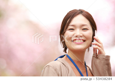 通話する女性社員 通話する女性社員 53438284