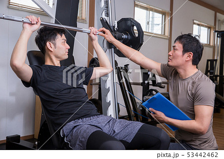 スポーツジムでカウンセリングを受ける男性 53442462