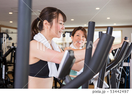 スポーツジムでウォーキングする女性 53442497