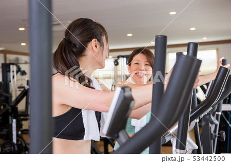 スポーツジムでウォーキングする女性 53442500
