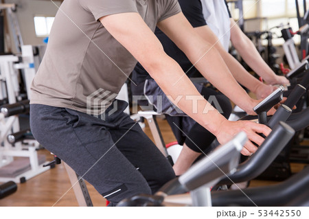 スポーツジムで自転車をこぐ男性 53442550