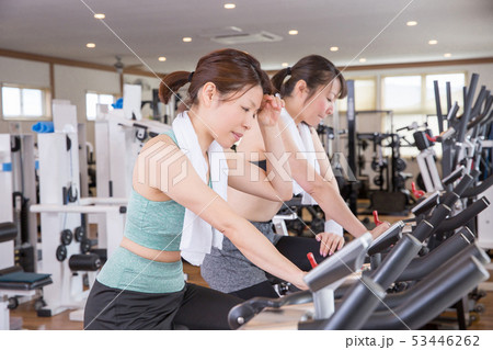 スポーツジムで有酸素運動する女性 53446262