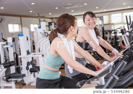 スポーツジムで有酸素運動する女性 53446280