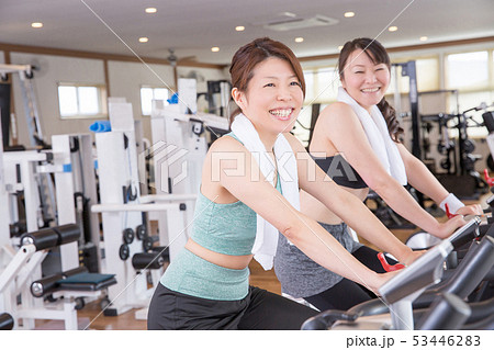 スポーツジムで有酸素運動する女性 53446283