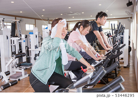 スポーツジムで有酸素運動する男女 53446295