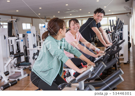 スポーツジムで有酸素運動する男女 53446301
