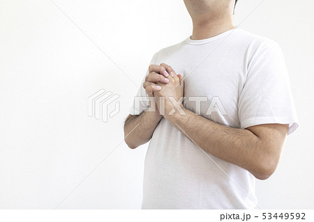 手を合わせて祈っている男性 手を合わせて祈っている男性 53449592