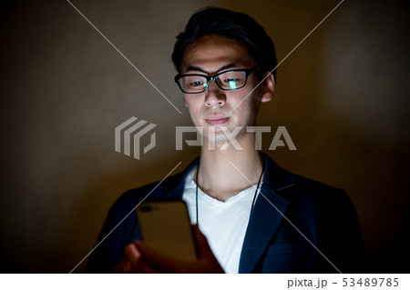スマホを見る男性 スマホを見る男性 53489785