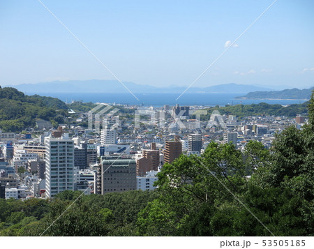 松山城本丸の筒井門前広場からの眺め（西北側　三津浜・興居島・周防大島方向） 53505185