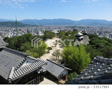 松山城の小天守からの眺め(南東側 本丸広場方向) 松山城の小天守からの眺め(南東側 本丸広場方向) 53517983