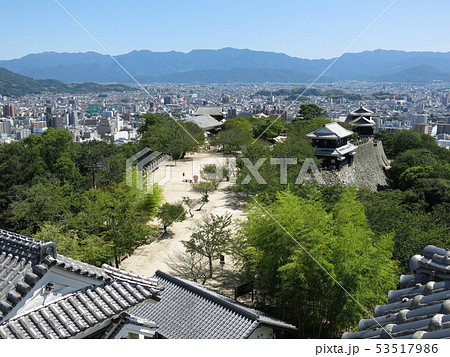 松山城の小天守からの眺め(南東側 本丸広場方向) 松山城の小天守からの眺め(南東側 本丸広場方向) 53517986