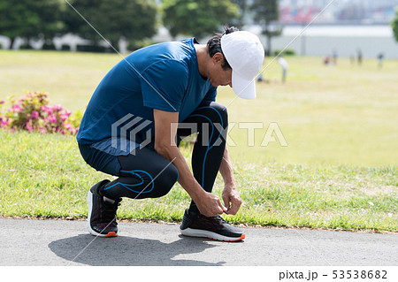 靴紐を結ぶ日本人ミドル男性 スポーツ アスリート 53538682