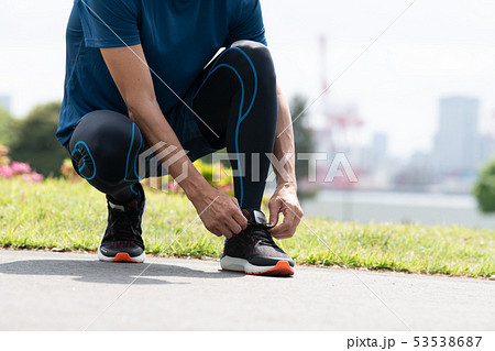 靴紐を結ぶ日本人ミドル男性 スポーツ アスリートの写真素材