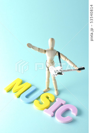 ギターを弾く 53540814
