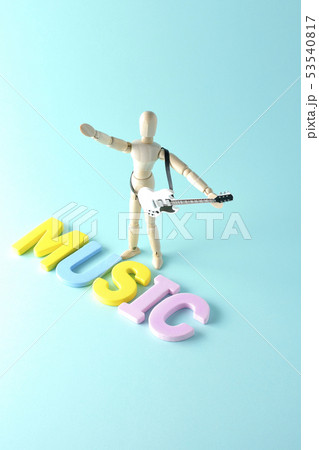 ギターを弾く ギターを弾く 53540817