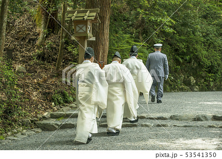 神事と白装束 伊勢神宮内宮 祭事に向かう神官 イメージ素材の写真素材