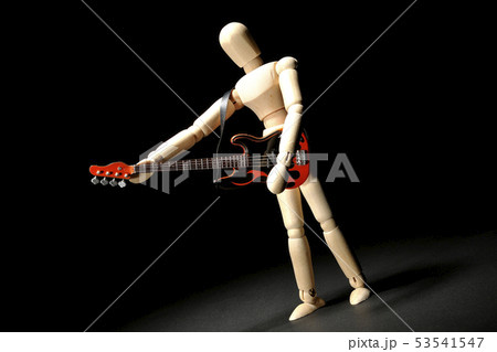 ベースを弾く 53541547