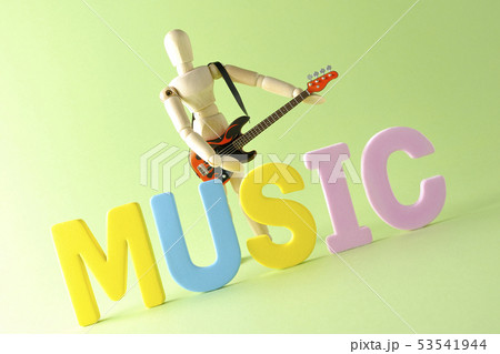 ベースを弾く 53541944