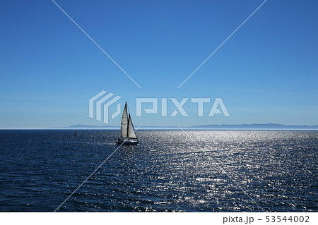 サンタバーバラ湾に浮かぶヨット 53544002
