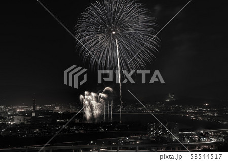 （セピア）男山展望台から望む京都芸術花火 53544517