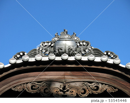 道後温泉本館の正面玄関の屋根に施されている湯玉 道後温泉本館の正面玄関の屋根に施されている湯玉 53545446