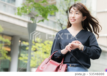 ビジネスウーマン　日本人女性　街　都会　腕時計 53546000
