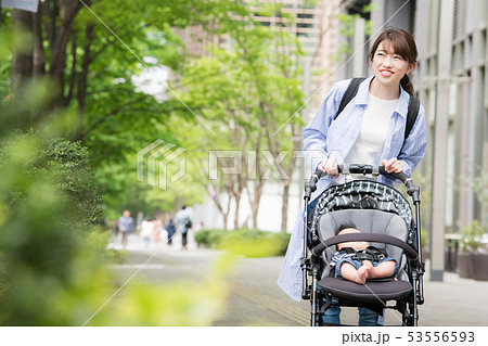 赤ちゃんと出掛ける母親 ベビーカー 子育て 新緑 53556593