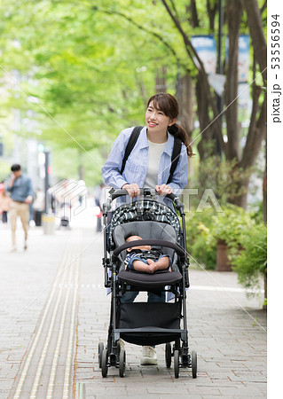 赤ちゃんと出掛ける母親 ベビーカー 子育て 新緑 赤ちゃんと出掛ける母親 ベビーカー 子育て 新緑 53556594