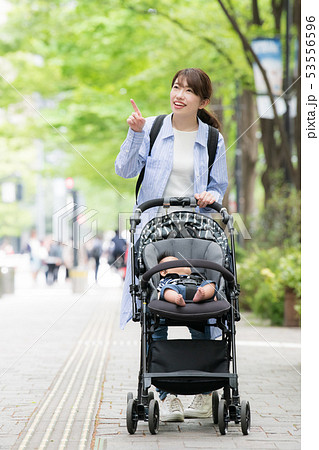赤ちゃんと出掛ける母親 ベビーカー 子育て 新緑 53556596