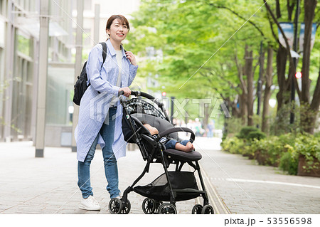 赤ちゃんと出掛ける母親 ベビーカー 子育て 新緑 53556598