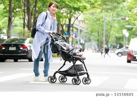 赤ちゃんと出掛ける母親 ベビーカー 子育て 新緑 53556605