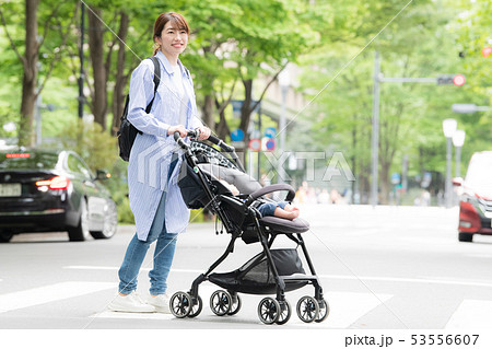 赤ちゃんと出掛ける母親 ベビーカー 子育て 新緑 赤ちゃんと出掛ける母親 ベビーカー 子育て 新緑 53556607