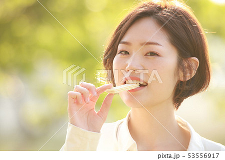 ウェハースを食べる女性 53556917
