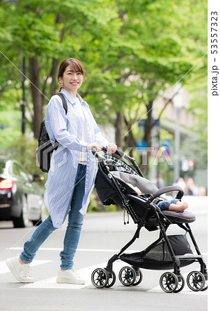 赤ちゃんと出掛ける母親 ベビーカー 子育て 新緑 53557323