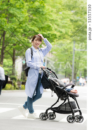 赤ちゃんと出掛ける母親 ベビーカー 子育て 新緑 53557330