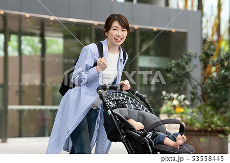 赤ちゃんと出掛ける母親 ベビーカー 子育て 街角 53558445