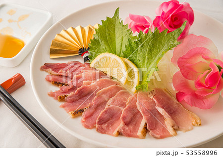 鶏のタタキ とりもも 鳥刺し 写真 居酒屋 酒の肴 53558996