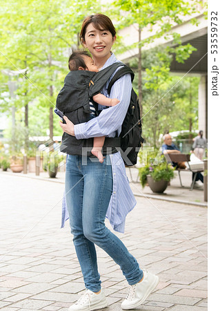 赤ちゃんと出掛ける母親　新緑　抱っこ紐　だっこ　子育て 53559732