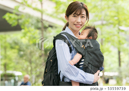 赤ちゃんと出掛ける母親　新緑　抱っこ紐　だっこ　子育て 53559739