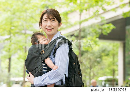 赤ちゃんと出掛ける母親　新緑　抱っこ紐　だっこ　子育て 53559743
