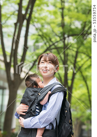 赤ちゃんと出掛ける母親　新緑　抱っこ紐　だっこ　子育て 53559754