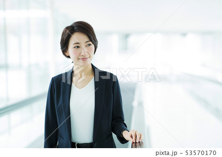 ビジネス　オフィス　ビジネスウーマン　女性　オートスロープ 53570170