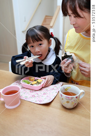 幼稚園 (保育園 お弁当 育児 子育て ランチ 昼食 3才 3歳 園児 乳幼児 保育士 保母 ) 幼稚園 (保育園 お弁当 育児 子育て ランチ 昼食 3才 3歳 園児 乳幼児 保育士 保母 ) 53572538