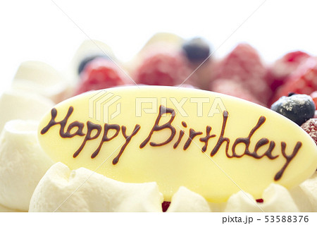 誕生日のショートケーキホールと白バック 誕生日のショートケーキホールと白バック 53588376