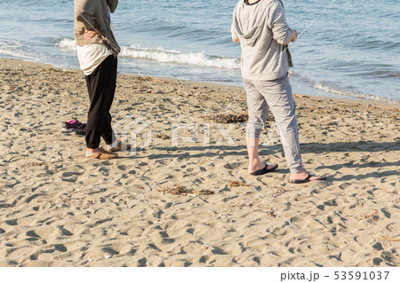 海を見る女性 海を見る女性 53591037