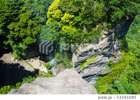 鋸山 地獄のぞきから真下を覗く （千葉県安房郡鋸南町） 2019年5月撮影 53591085