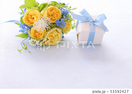 バラの花束とプレゼント 53592427