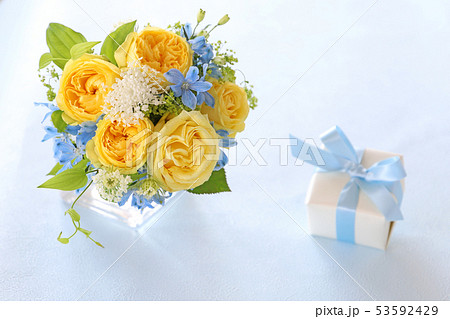 バラの花束とプレゼント 53592429