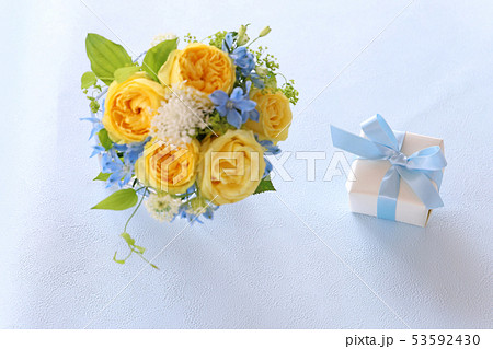 バラの花束とプレゼント 53592430